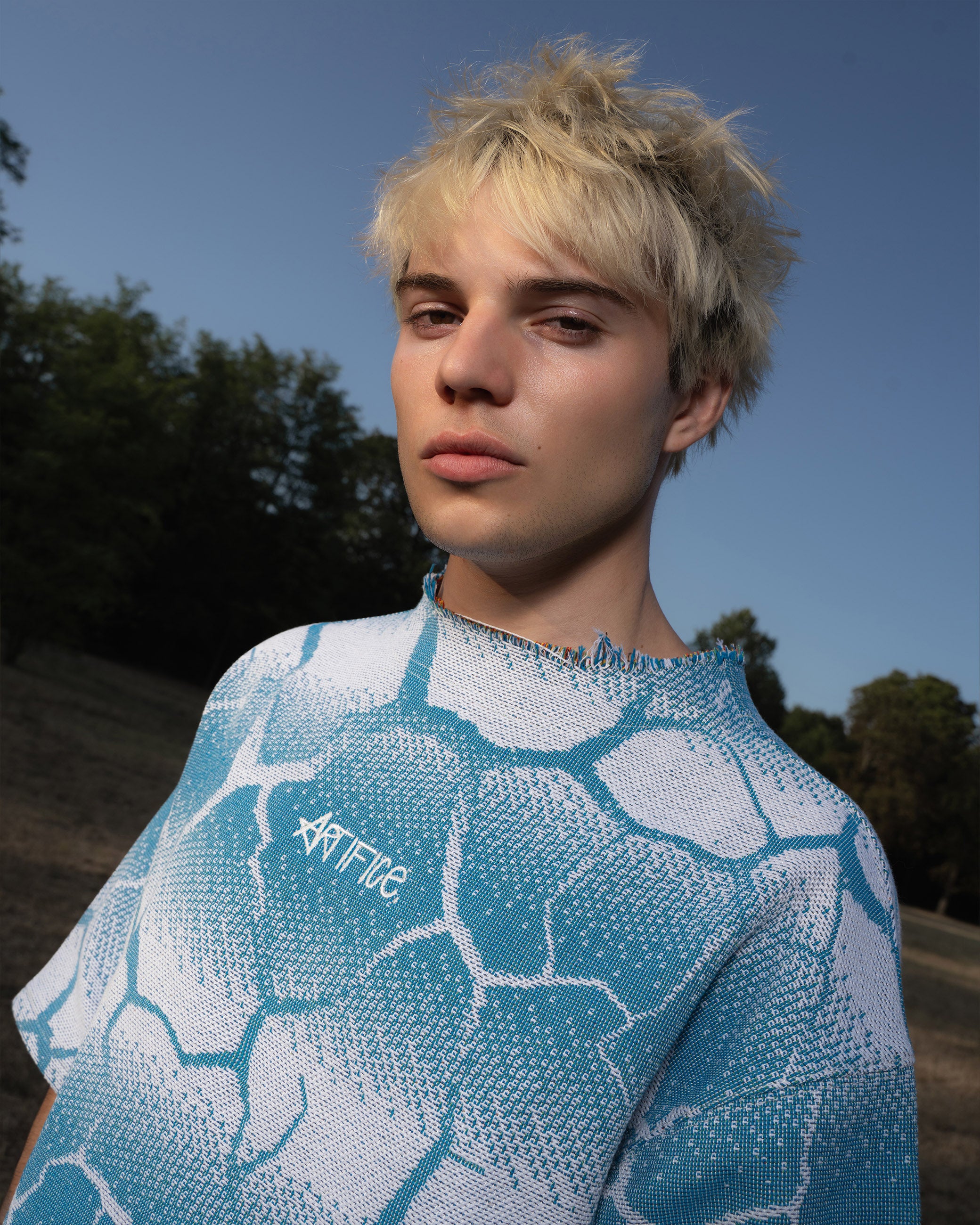 Biomorph Light blue gradient tapestry tee